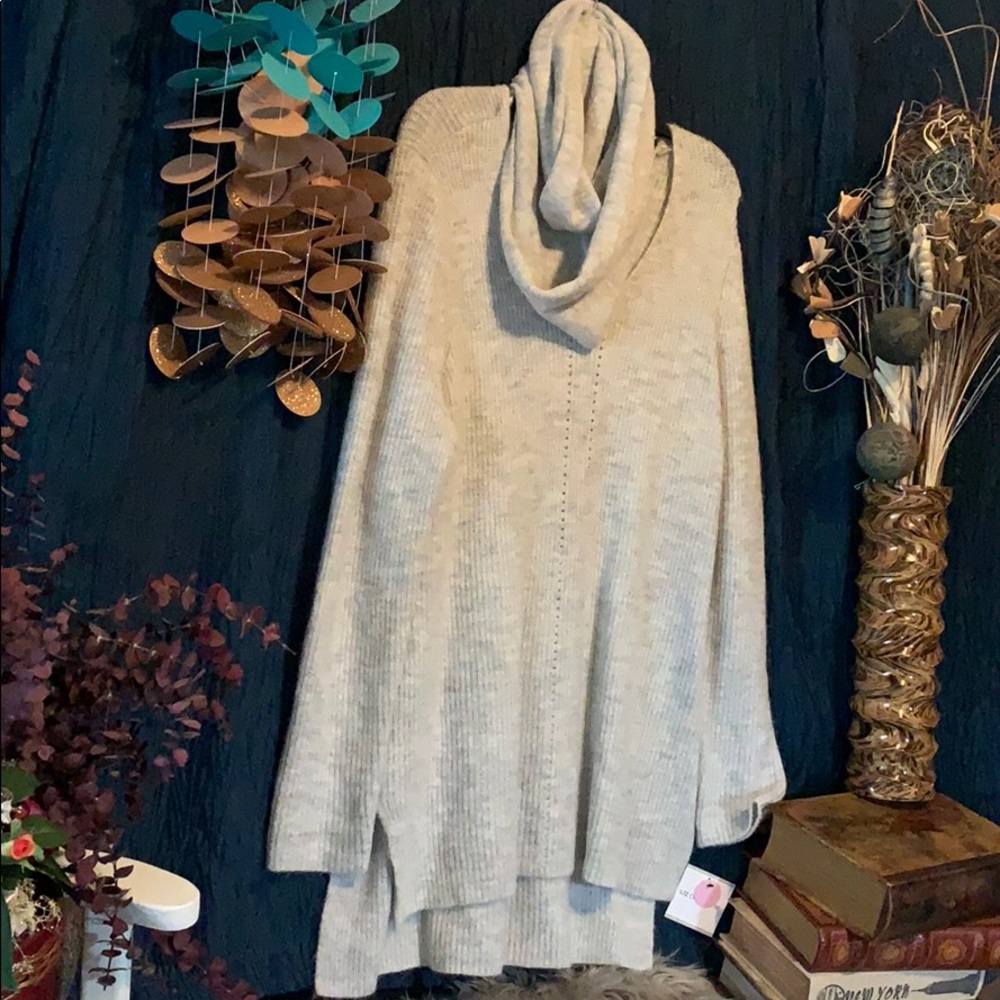 Liz Claiborne XXL light gray sweater with scarf